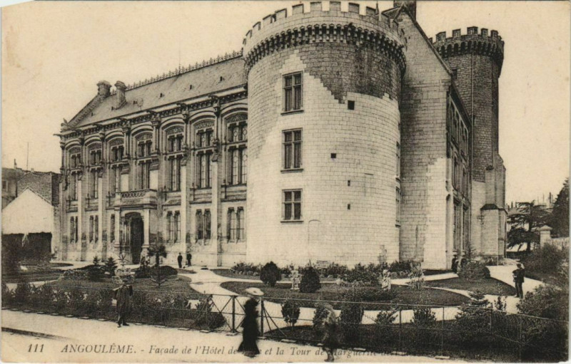 Carte postale ancienne Angouleme- Hotel de Ville et Tour de Marguerite de Valois France à Angoulême