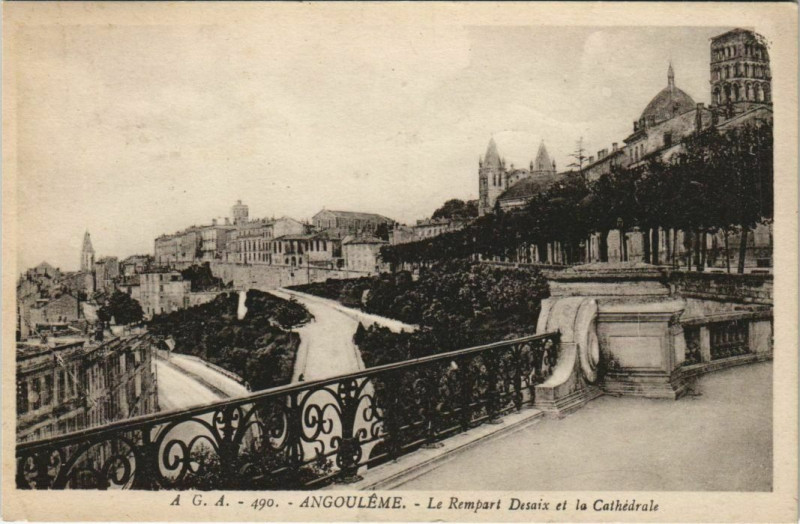Carte postale ancienne Angouleme- Rempart Desaix et la Cathedrale France à Angoulême