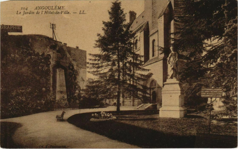 Carte postale ancienne Angouleme- Le Jardin de l'Hotel de Ville France à Angoulême