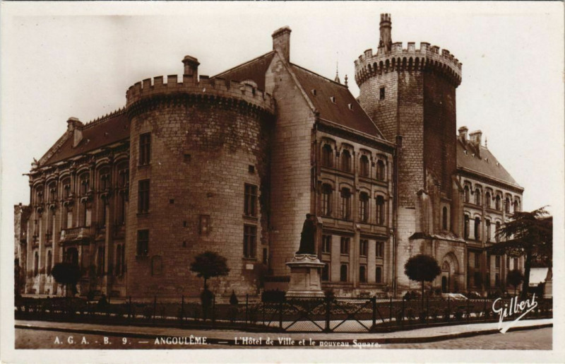 Carte postale ancienne Angouleme- Hotel de Ville et le nouveau Square France à Angoulême