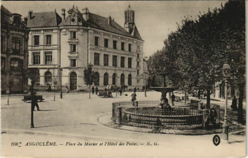 Carte postale ancienne Angouleme- Place du Murier,Hotel des Postes France à Angoulême