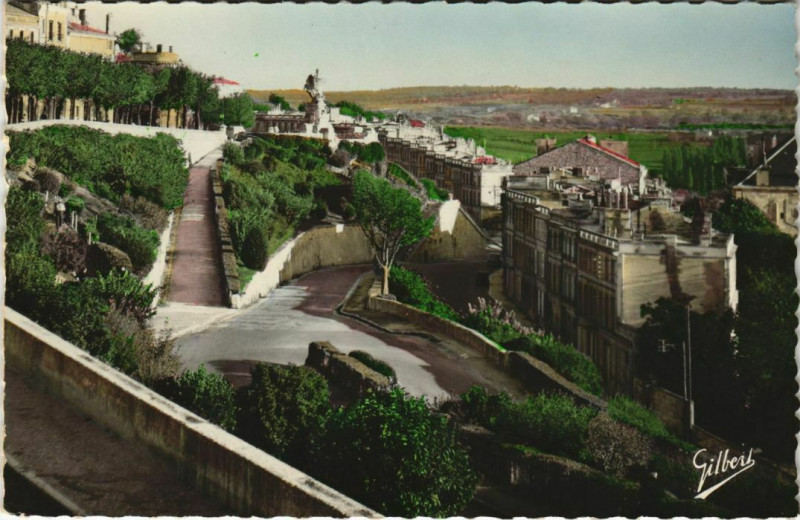 Carte postale ancienne Angouleme- Les Rotondes sous le Rempart Desaix France à Angoulême