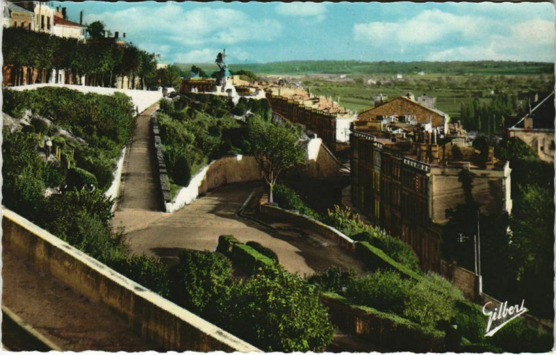 Carte postale ancienne Angouleme- Les Rotondes sous le Rempart Desaix France à Angoulême