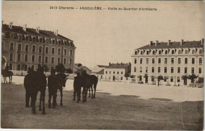 Carte postale ancienne Angouleme- Visite au Quartier d'Artillerie France à Angoulême