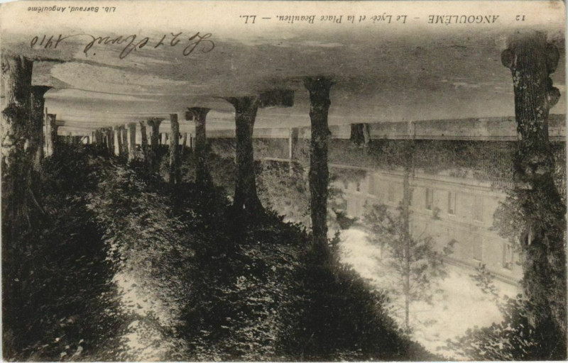 Carte postale ancienne Angouleme- Le Lycee et la Place Beaulieu France à Angoulême