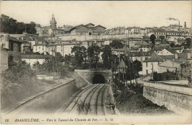 Carte postale ancienne Angouleme- Vers le tunnel du chemin de fer France à Angoulême