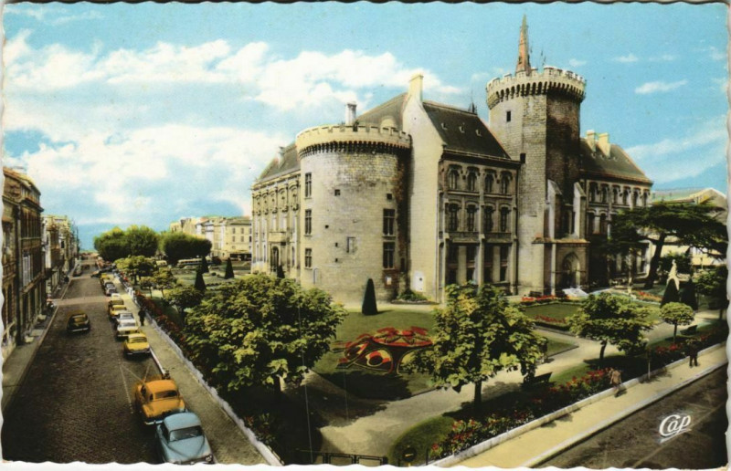 Carte postale ancienne Angouleme- Hotel de Ville et les Jardins France à Angoulême