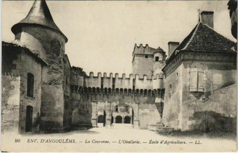 Carte postale ancienne Angouleme- La Couronne,l'Oisellerie France à Angoulême