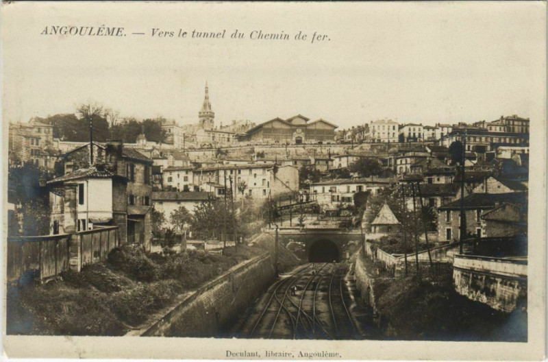 Carte postale ancienne Angouleme- Vers le tunnel du chemin de fer France à Angoulême
