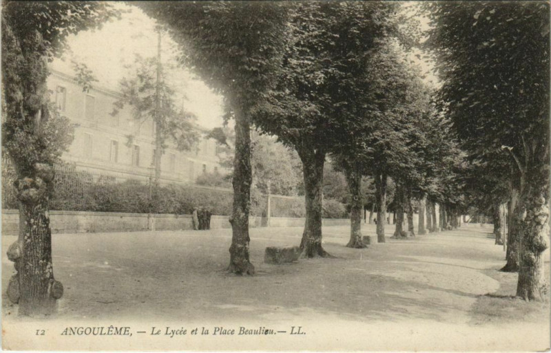 Carte postale ancienne Angouleme- Le Lycee et la Place Beaulieu France à Angoulême