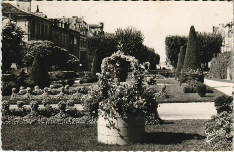 Carte postale ancienne Angouleme- Les Jardins de l'Hotel de Ville France à Angoulême
