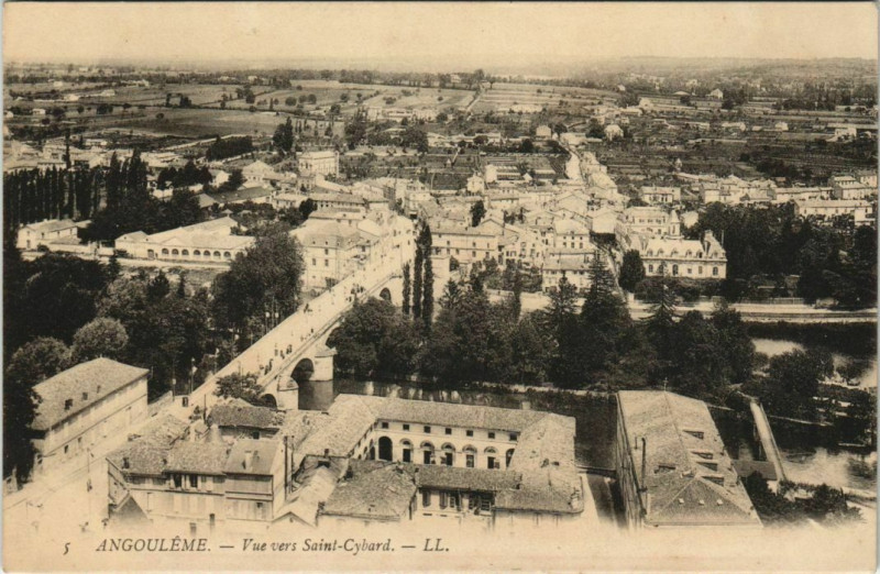 Carte postale ancienne Angouleme- vue vers Saint Cybard France à Angoulême