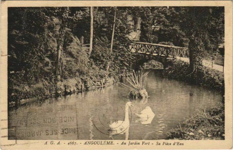 Carte postale ancienne Angouleme- Au Jardin Vert,Sa Piece d'Eau France à Angoulême