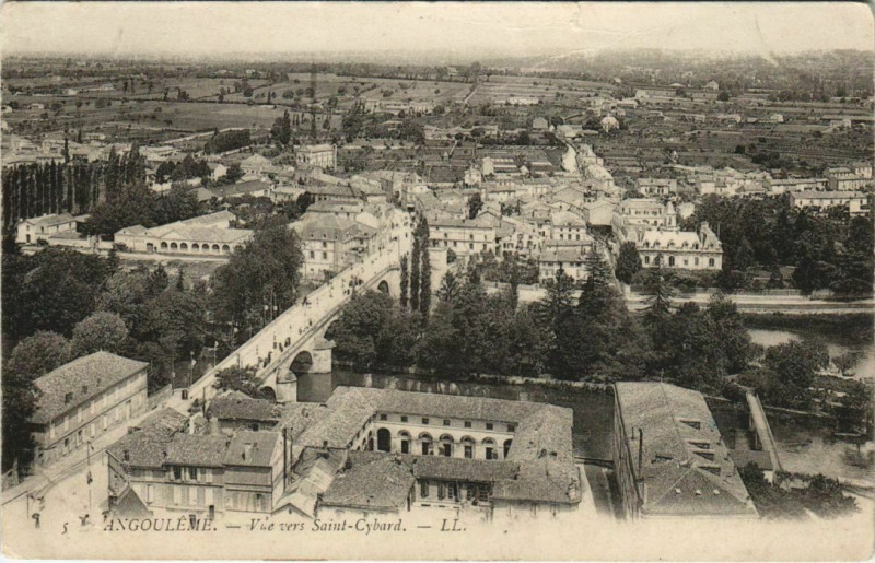 Carte postale ancienne Angouleme- vue vers Saint Cybard France à Angoulême