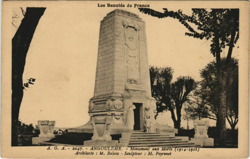 Carte postale ancienne Angouleme- Monument aux Morts France à Angoulême