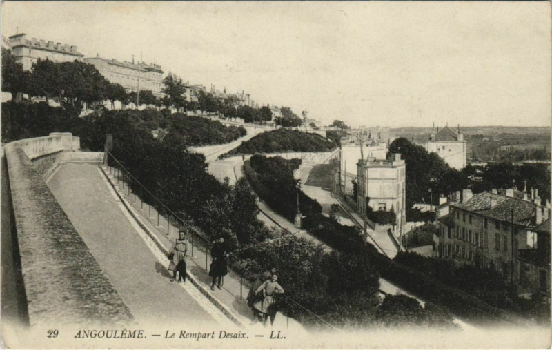 Carte postale ancienne Angouleme- Le Rempart Desaix France à Angoulême