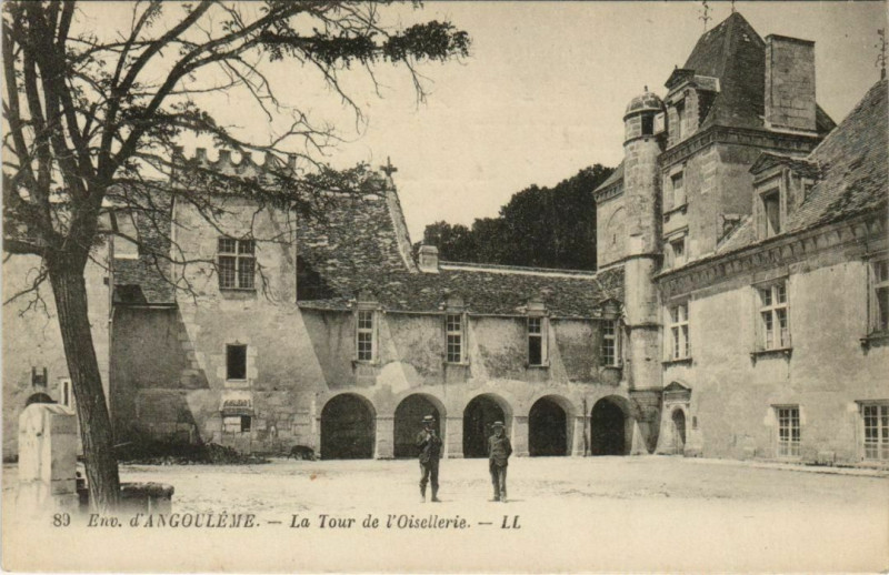 Carte postale ancienne Angouleme- La Tour de l'Oisellerie France à Angoulême