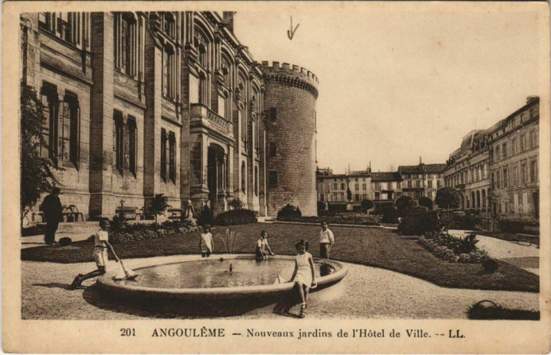 Carte postale ancienne Angouleme- Nouveaux jardins de l'Hotel de Ville France à Angoulême