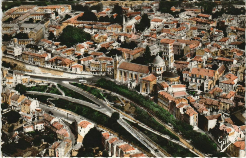 Carte postale ancienne Angouleme- Quartier Saint-Pierre&Cathedrale France à Angoulême