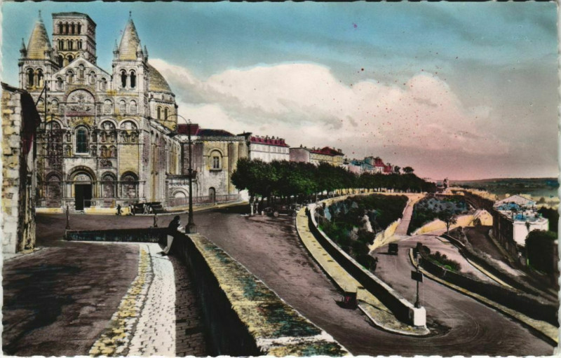 Carte postale ancienne Angouleme- Cathedrale Saint Pierre et Remparts France à Angoulême