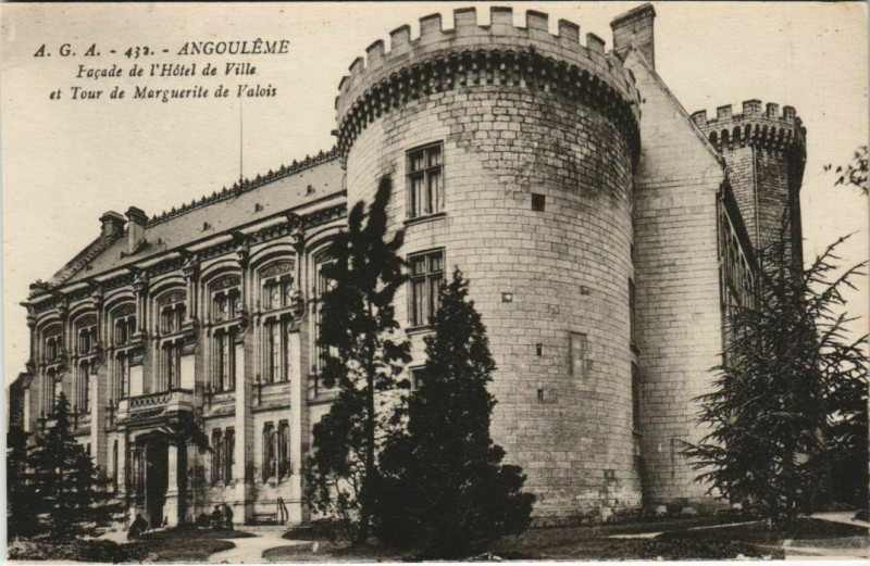 Carte postale ancienne Angouleme- Facade de l'HOtel de Ville France à Angoulême
