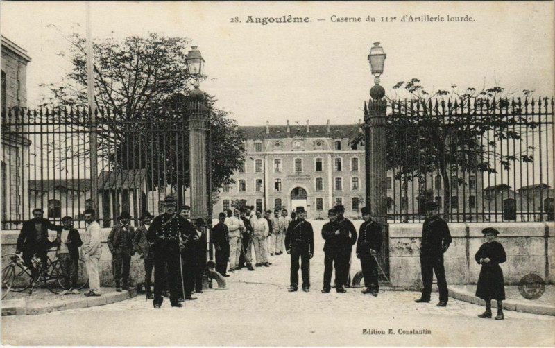 Carte postale ancienne Angouleme- Caserne du 112e d'Artillerie lourde France à Angoulême