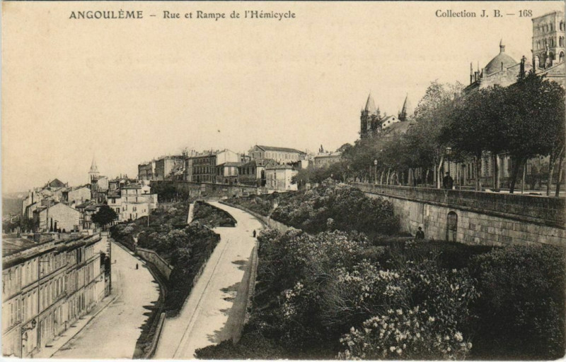 Carte postale ancienne Angouleme- Rue et Rampe de l'Hemicycle France à Angoulême