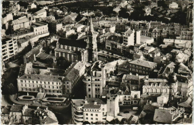 Carte postale ancienne Angouleme- Quartier et Eglise Saint-Martial France à Angoulême