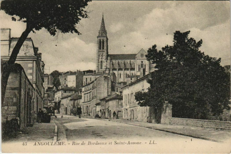 Carte postale ancienne Angouleme- Rue de Bordeaux&St Ausone France à Angoulême