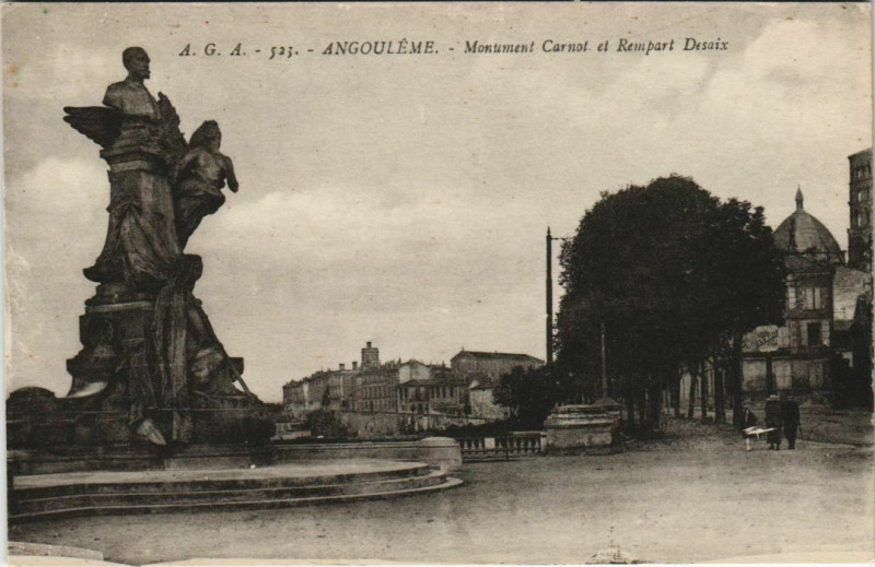 Carte postale ancienne Angouleme- Monument Carnot et Rempart Desaix France à Angoulême