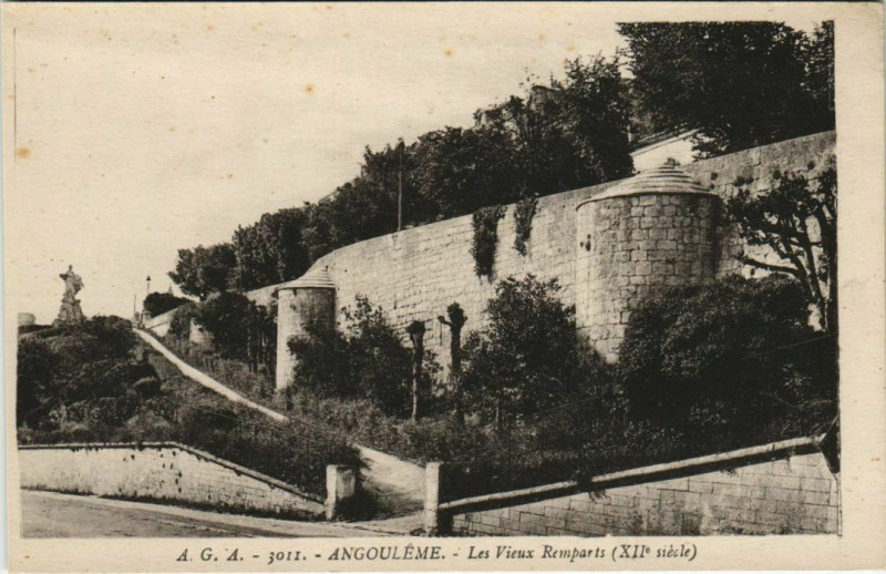 Carte postale ancienne Angouleme- Les Vieux Remparts France à Angoulême
