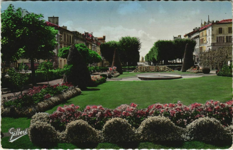 Carte postale ancienne Angouleme- Jardins de l'Hotel de Ville France à Angoulême