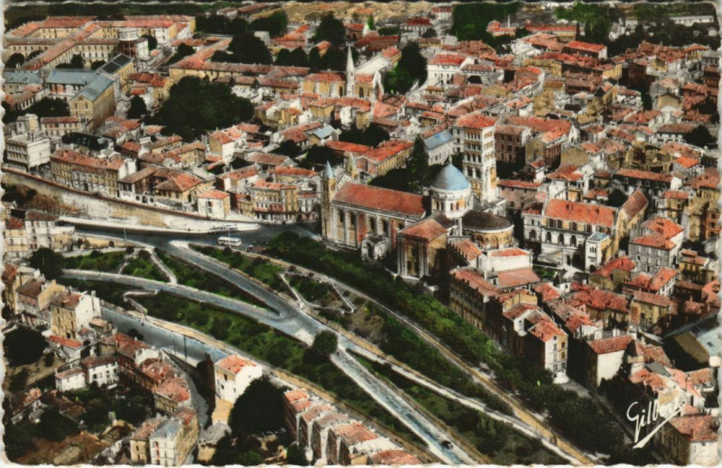 Carte postale ancienne Angouleme- Quartier Saint Pierre&Cathedrale France à Angoulême