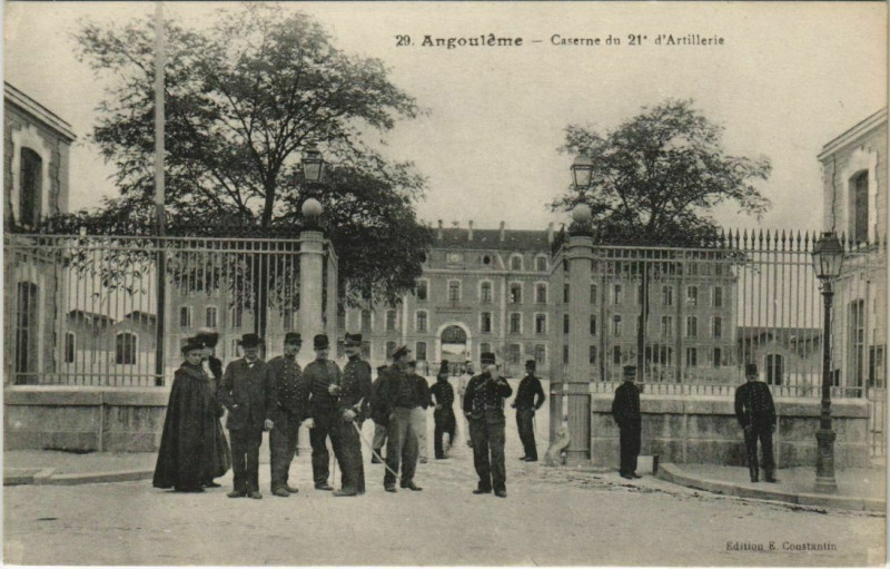 Carte postale ancienne Angouleme- Caserne du 21e d'Artillerie France à Angoulême