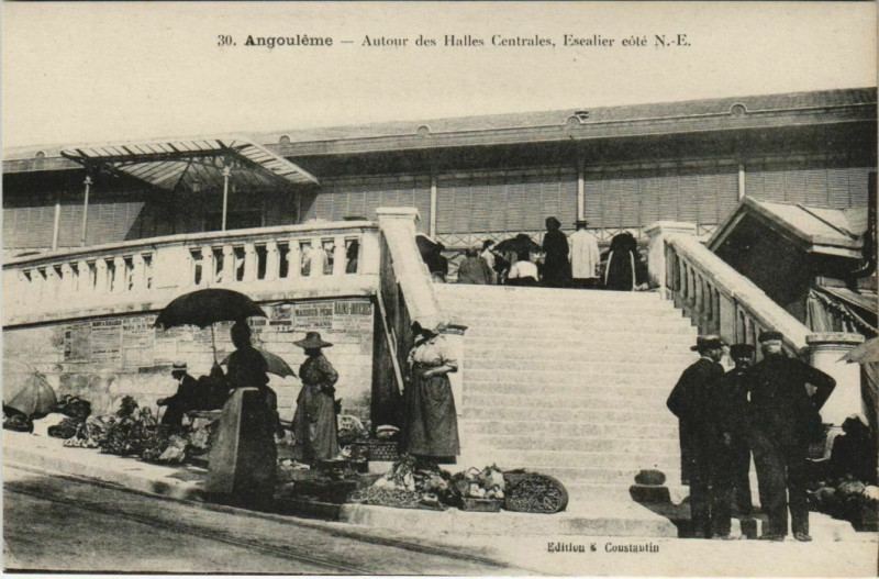 Carte postale ancienne Angouleme- Autour des Halles Centrales France à Angoulême