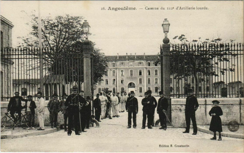 Carte postale ancienne Angouleme- Caserne du 112e d'Artillerie lourde France à Angoulême