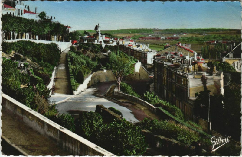 Carte postale ancienne Angouleme- Les Rotondes sous le Rempart Desaix France à Angoulême