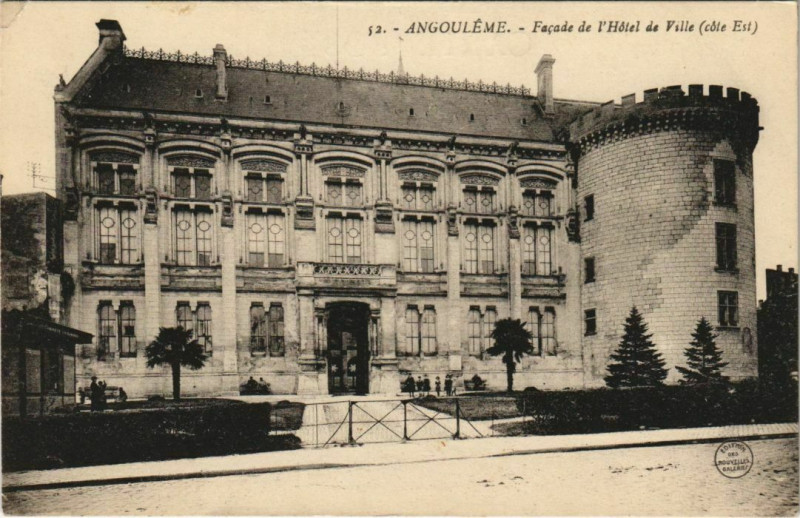 Carte postale ancienne Angouleme- Facade de l'HOtel de Ville France à Angoulême