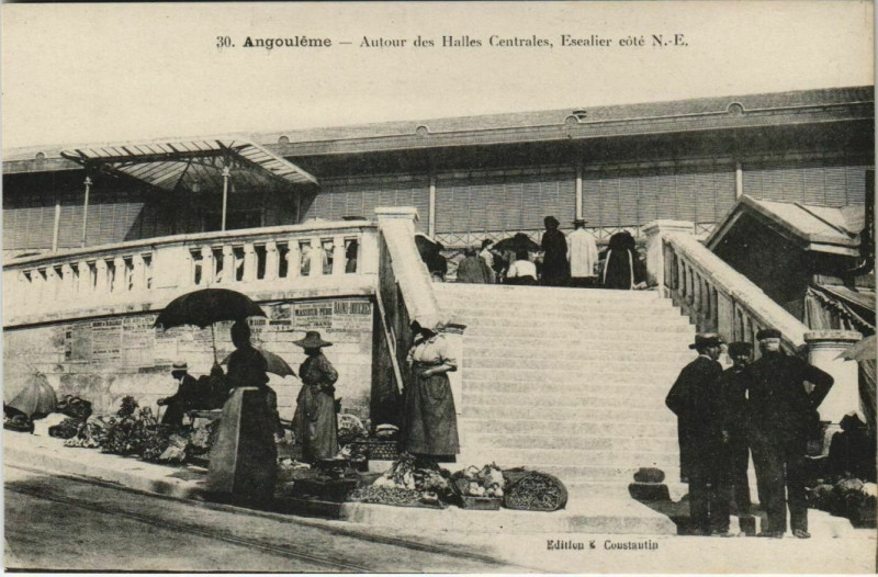 Carte postale ancienne Angouleme- Autour des Halles Centrales France à Angoulême