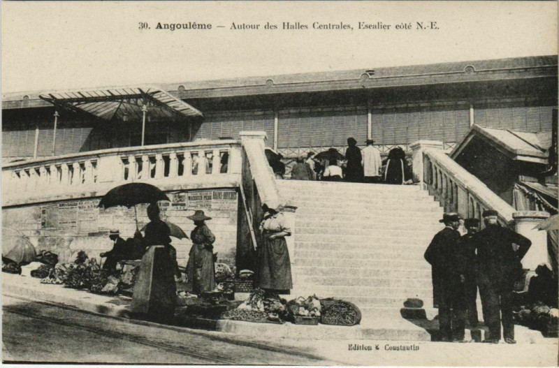 Carte postale ancienne Angouleme- Autour des Halles Centrales France à Angoulême