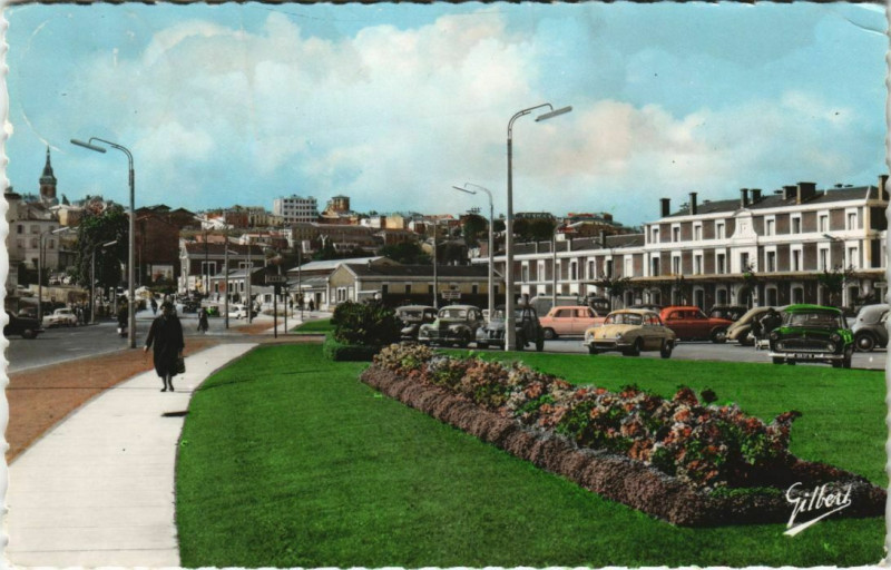 Carte postale ancienne Angouleme- Gare S.N.C.F.,Les Jardins,Entree de la Ville France à Angoulême
