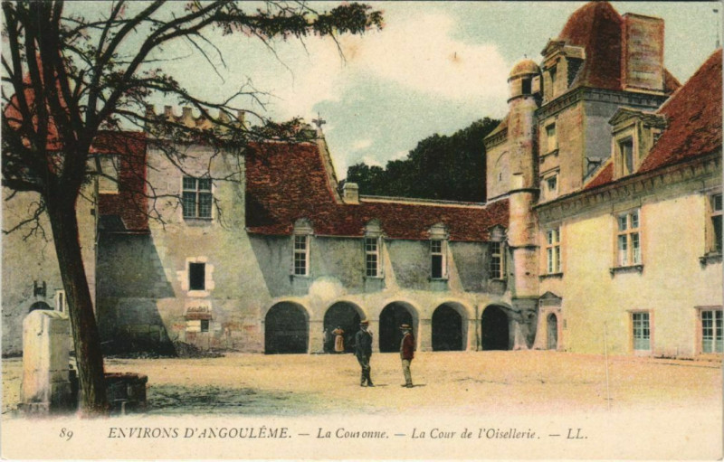 Carte postale ancienne Angouleme- La Couronne, La Cour de l'Oisellerie France à Angoulême