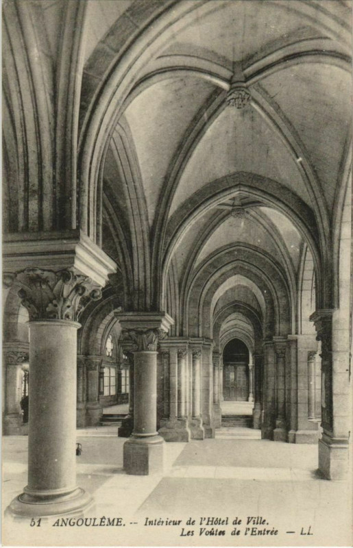 Carte postale ancienne Angouleme- Interieur de l'HOtel de Ville France à Angoulême