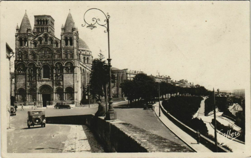 Carte postale ancienne Angouleme- La Cathedrale et les Remparts France à Angoulême