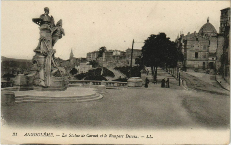 Carte postale ancienne Angouleme- Statue Carnot et le Rempart Desaix France à Angoulême