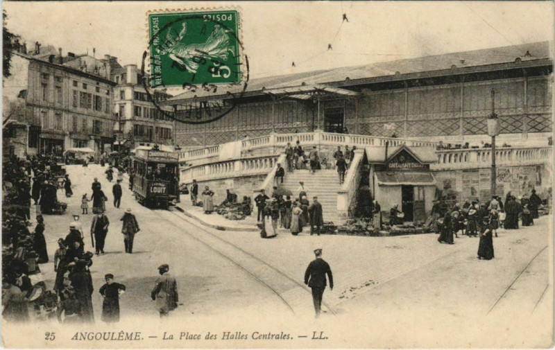 Carte postale ancienne Angouleme- Place des Halles Centrales France à Angoulême