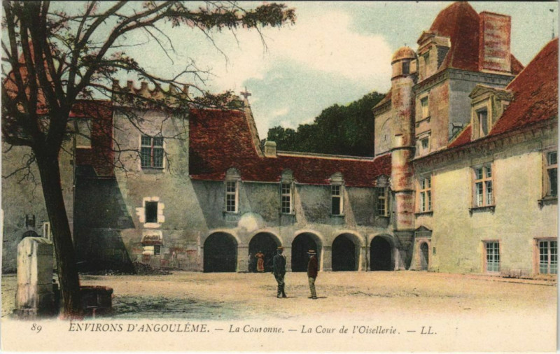 Carte postale ancienne Angouleme- La Couronne, La Cour de l'Oisellerie France à Angoulême