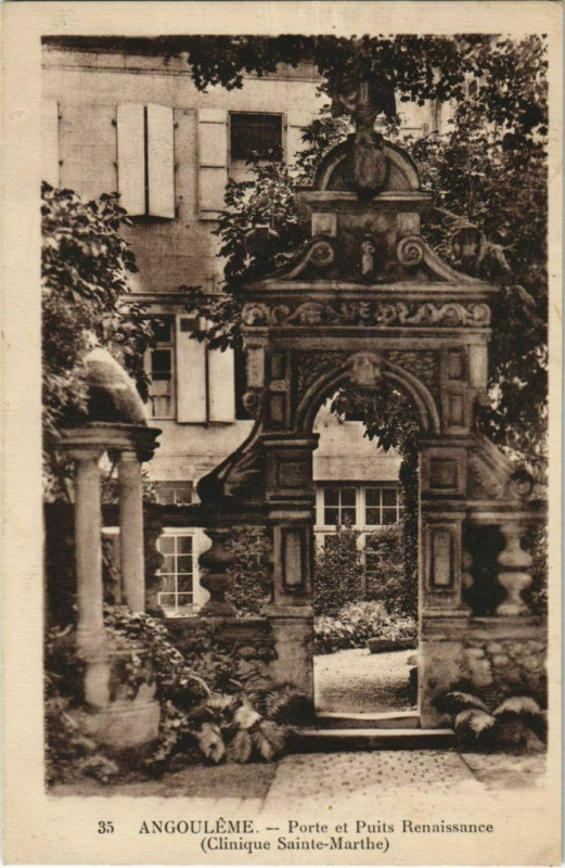 Carte postale ancienne Angouleme- Porte et Puits Renaissance,Clinique Sainte-Marthe France à Angoulême