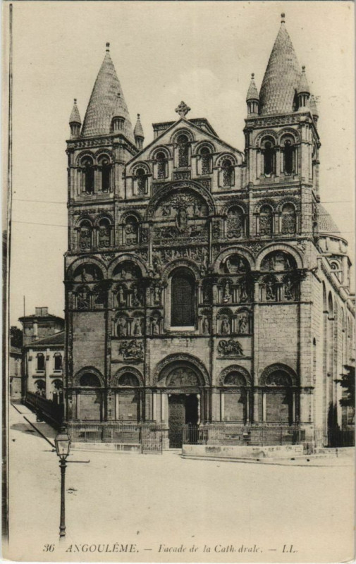Carte postale ancienne Angouleme- Facade de la Cathedrale France à Angoulême