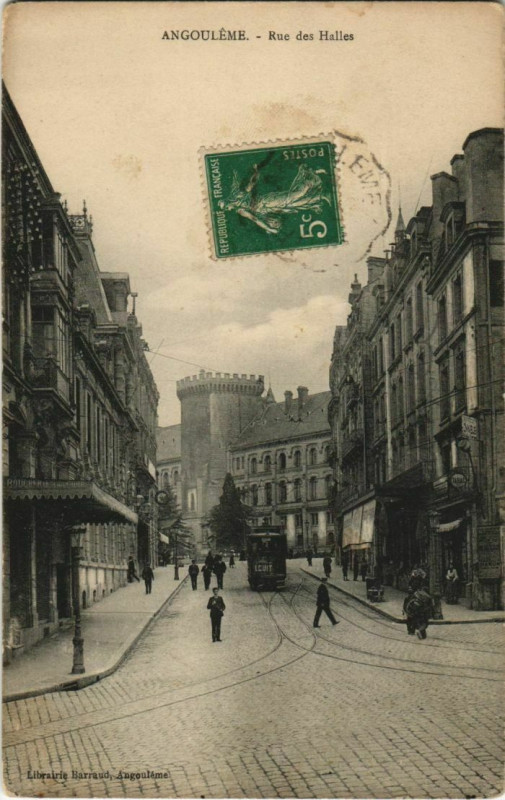 Carte postale ancienne Angouleme- Rue des Halles France à Angoulême